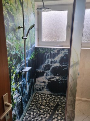 Dusche, Haartrockner, Handtücher