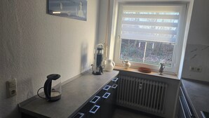 Kaffetrakter/tekoker, kjøleskap, mikrobølgeovn og ovn