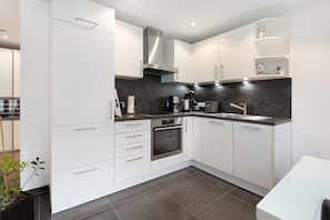 Fridge, oven, stovetop, dishwasher