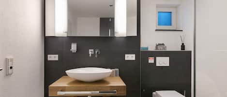 Een douche, een haardroger, handdoeken