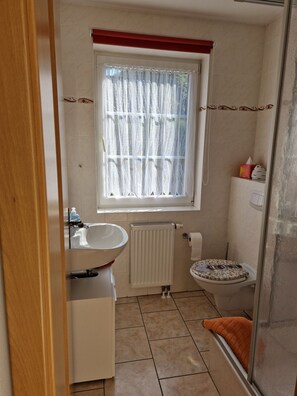 Dusj, hårføner og håndklær