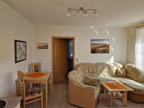 TV, stereo - Apartment Brose with Private Terrace and Wi-Fi (Ückeritz)