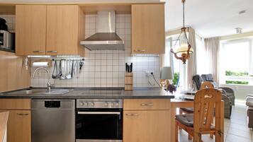 Jääkaappi, mikroaaltouuni, uuni, liesi