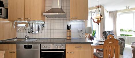 冷蔵庫、電子レンジ、オーブン、コンロ