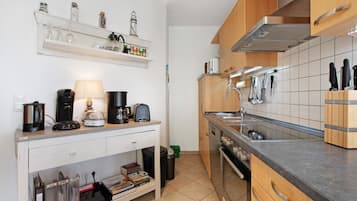 Frigorífico, microondas, horno y placa de cocina