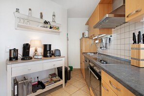Fridge, microwave, oven, stovetop - Holiday Apartment 'Klaar Kiming Eberlein No.1' with Private Terrace (Nordstrand)