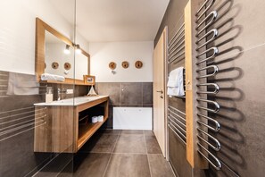 Shower, hair dryer, towels