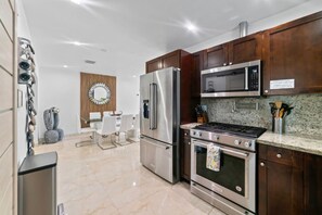 Refrigerador, microondas, horno, placa de cocina