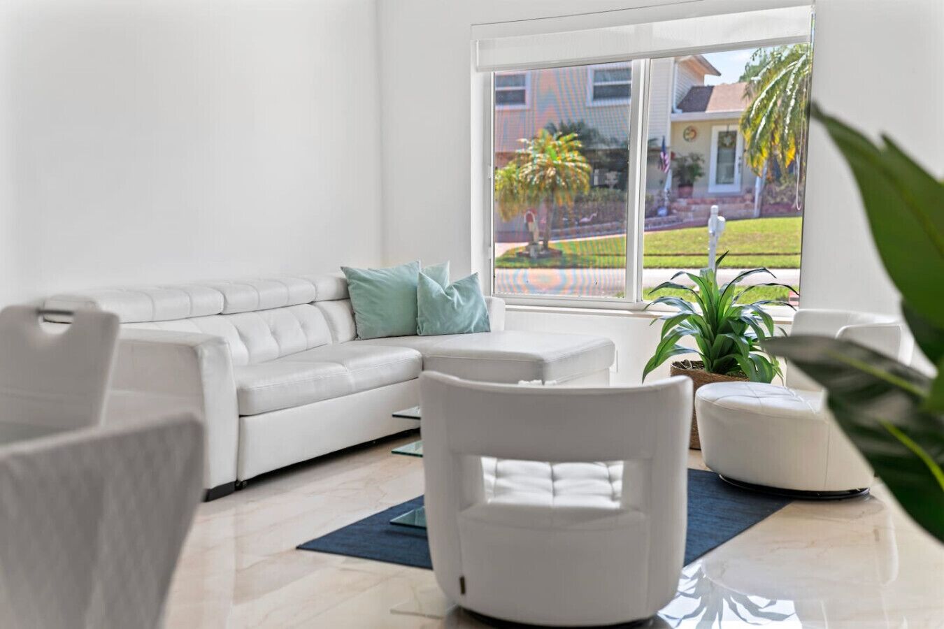 Télévision, cheminée, chaîne hi-fi