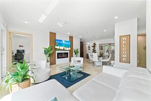 TV, fireplace, stereo - Baby Camellia Modern, luxurious and spacious house (Hollywood)