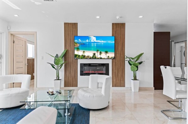 Interior - Baby Camellia Modern, luxurious and spacious house (Hollywood)