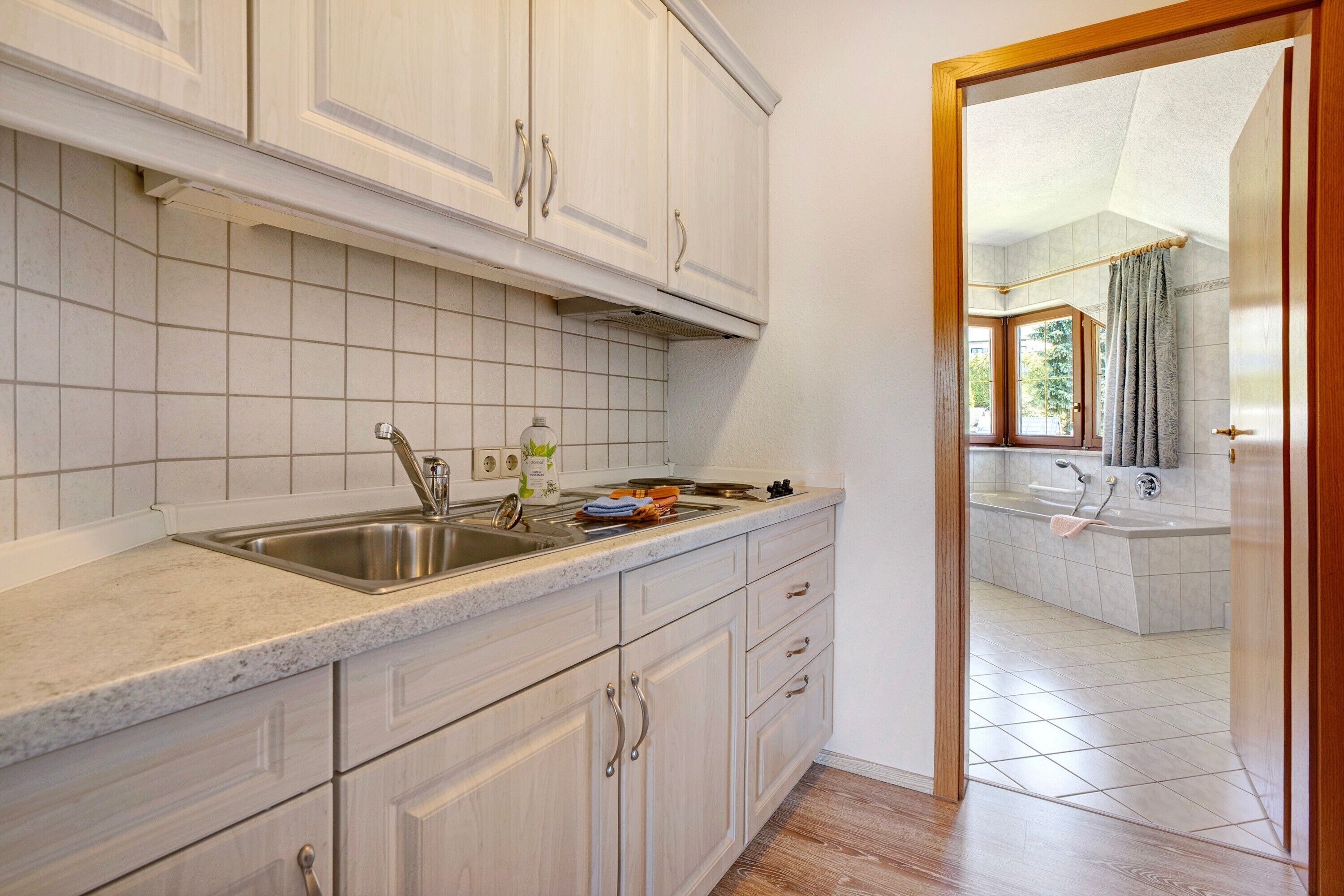 Kühlschrank, Mikrowelle, Herdplatte, Wasserkocher mit Kaffee-/Teezubehör