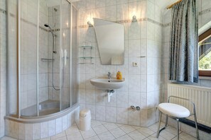 Douche, sèche-cheveux, serviettes fournies