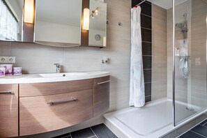 Suihku, hiustenkuivaaja, pyyhkeet