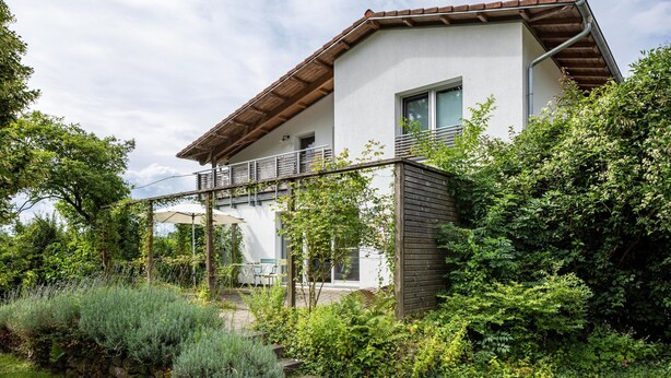 A modern house with a balcony, surrounded by lush greenery. - Apartment 'Schambachhof' (Bötzingen am Kaiserstuhl)