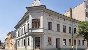Een historisch gebouw met een hoingang, grote ramen en een traditionele architectuur.