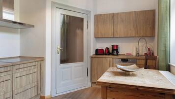 Frigorifero, microonde, forno, piano cottura