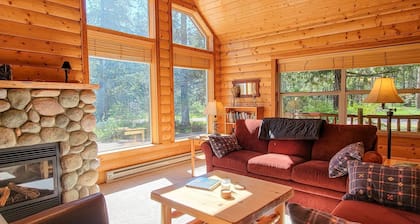 Woodland Retreat: Cozy Cabin Near Trails & Mazama