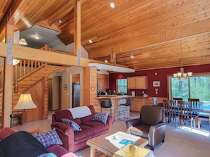 TV, fireplace, offices - Woodland Retreat: Cozy Cabin Near Trails & Mazama (Winthrop)