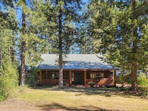 Exterior - Woodland Retreat: Cozy Cabin Near Trails & Mazama (Winthrop)