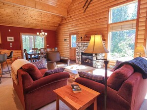 テレビ、暖炉、書斎 / ワークスペース