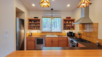 Fridge, oven, stovetop, dishwasher