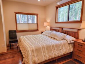 2 bedrooms, desk, WiFi, bed sheets