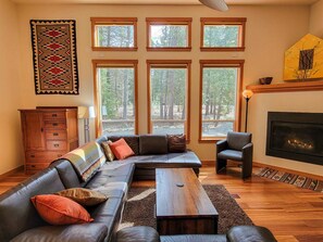 Tv, eldstad och kontor