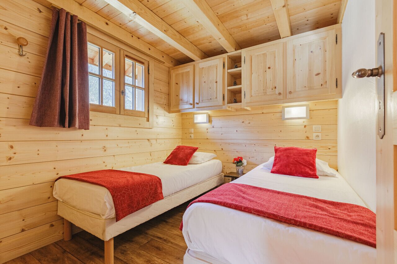 2 bedrooms, travel cot, free WiFi, bed sheets