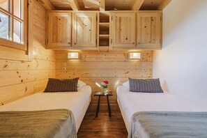 2 bedrooms, travel crib, free WiFi, bed sheets