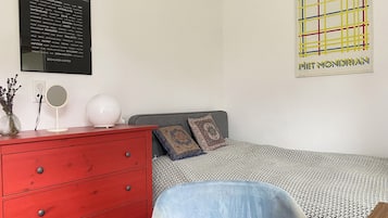 1 slaapkamer, een bureau, geluiddichte muren