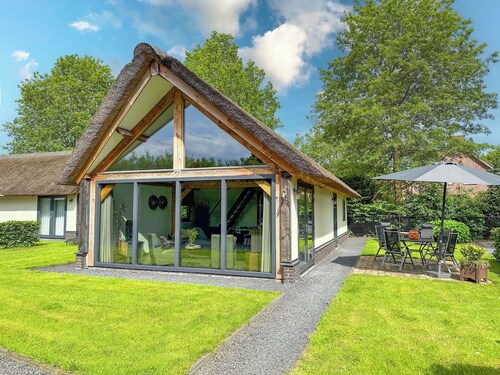 Luxueuse maison indépendante avec toit de chaume