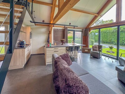 Luxurious and attractive detached house