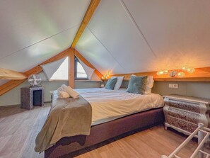 2 bedrooms, iron/ironing board, internet