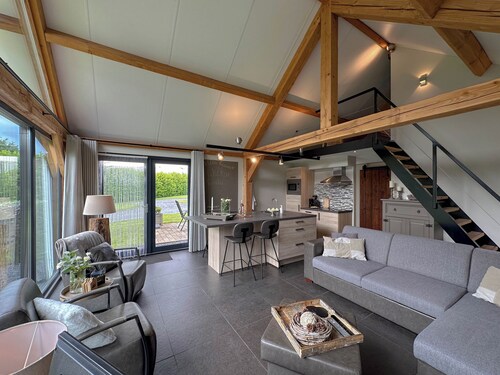 Luxuriöses freistehendes Haus mit Reetdach