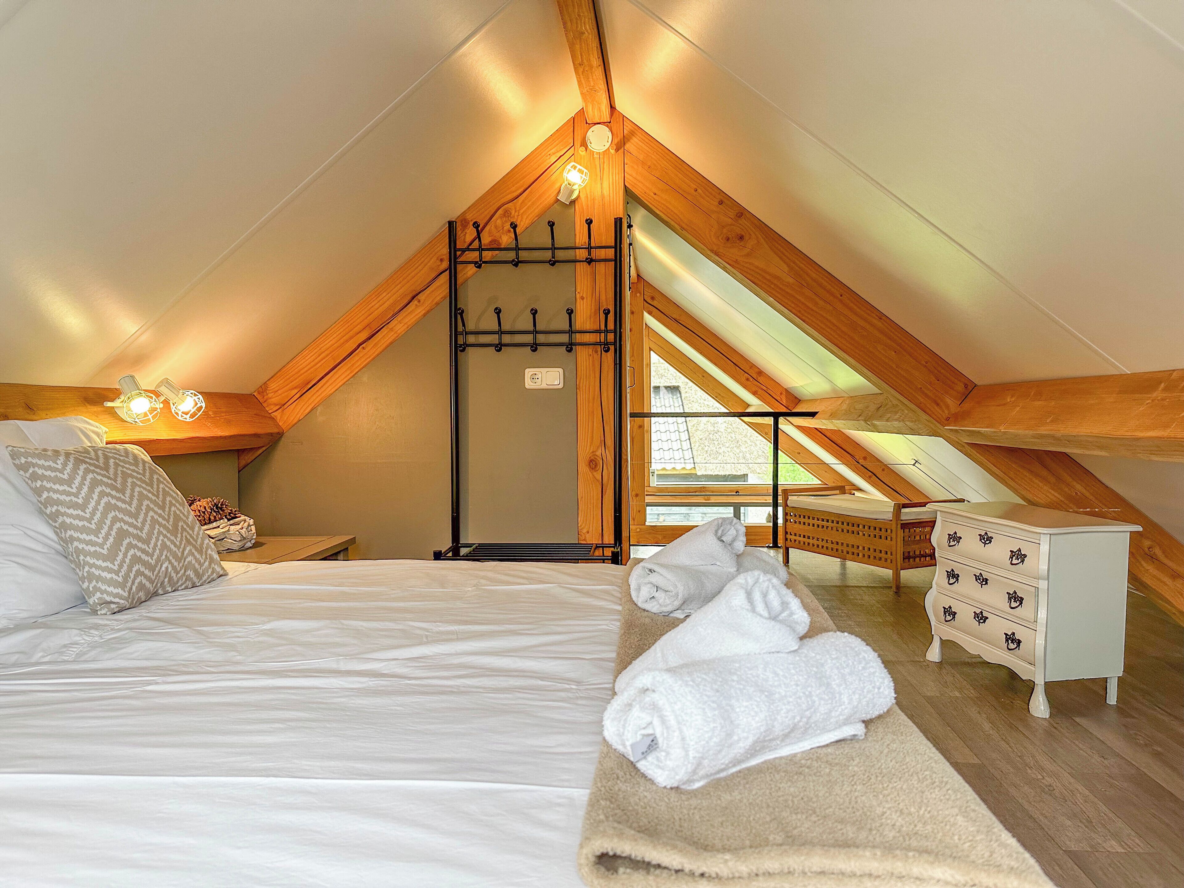 2 bedrooms, iron/ironing board, internet