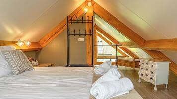 2 bedrooms, iron/ironing board, internet