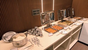 Ein reichhaltiges Buffet mit verschiedenen Speisen und Geschirr.