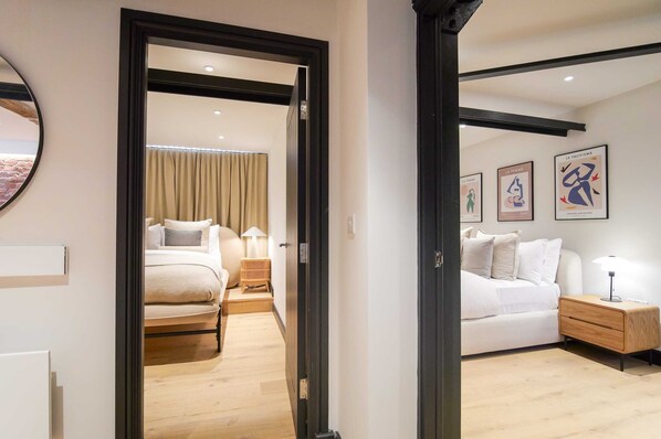 4 bedrooms, iron/ironing board, WiFi, bed sheets