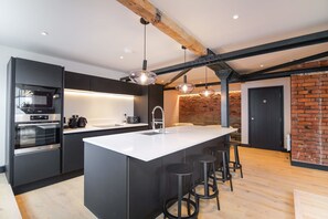 冷蔵庫、電子レンジ、オーブン、コンロ