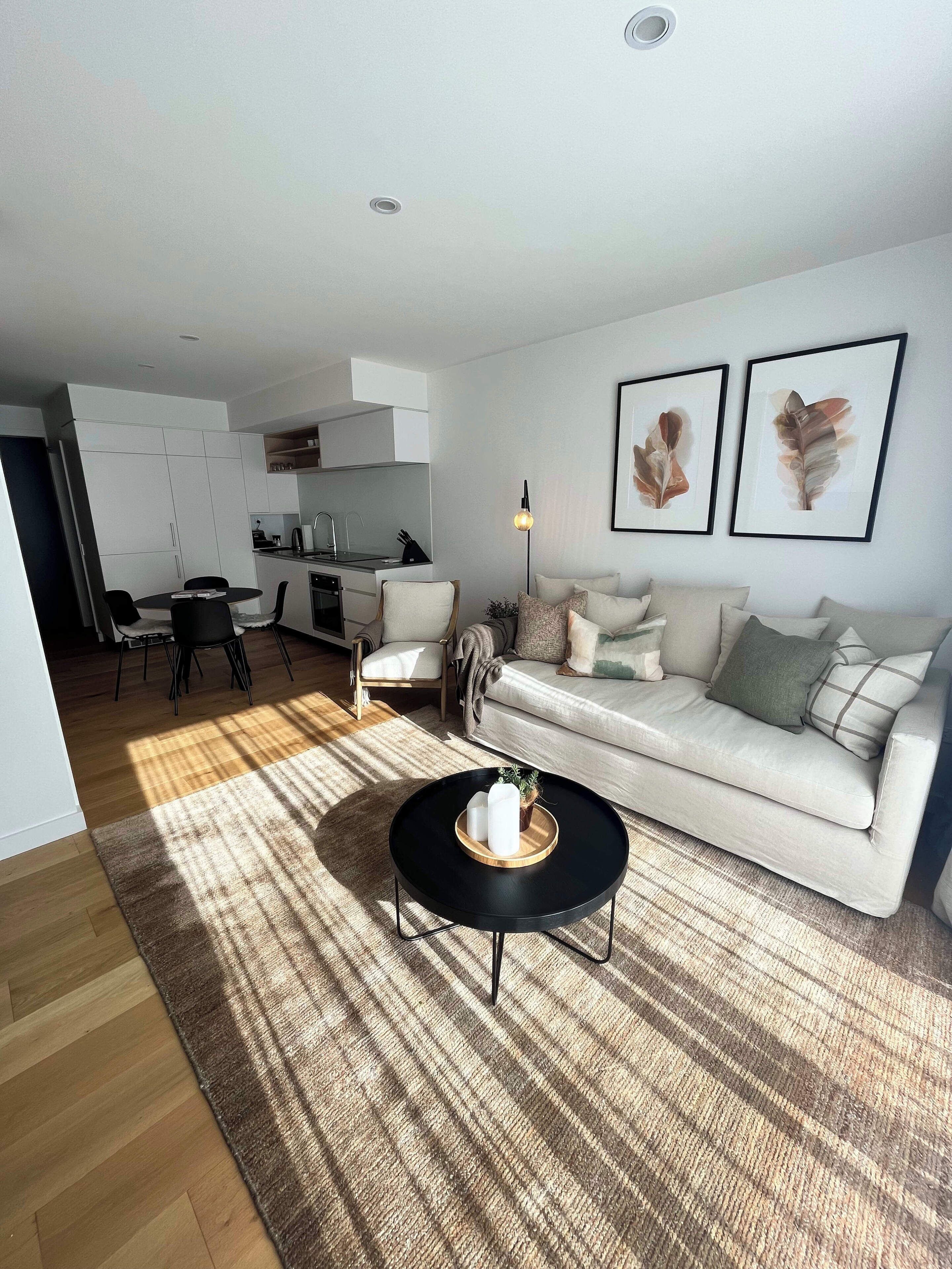 Una televisión, una chimenea, una oficina