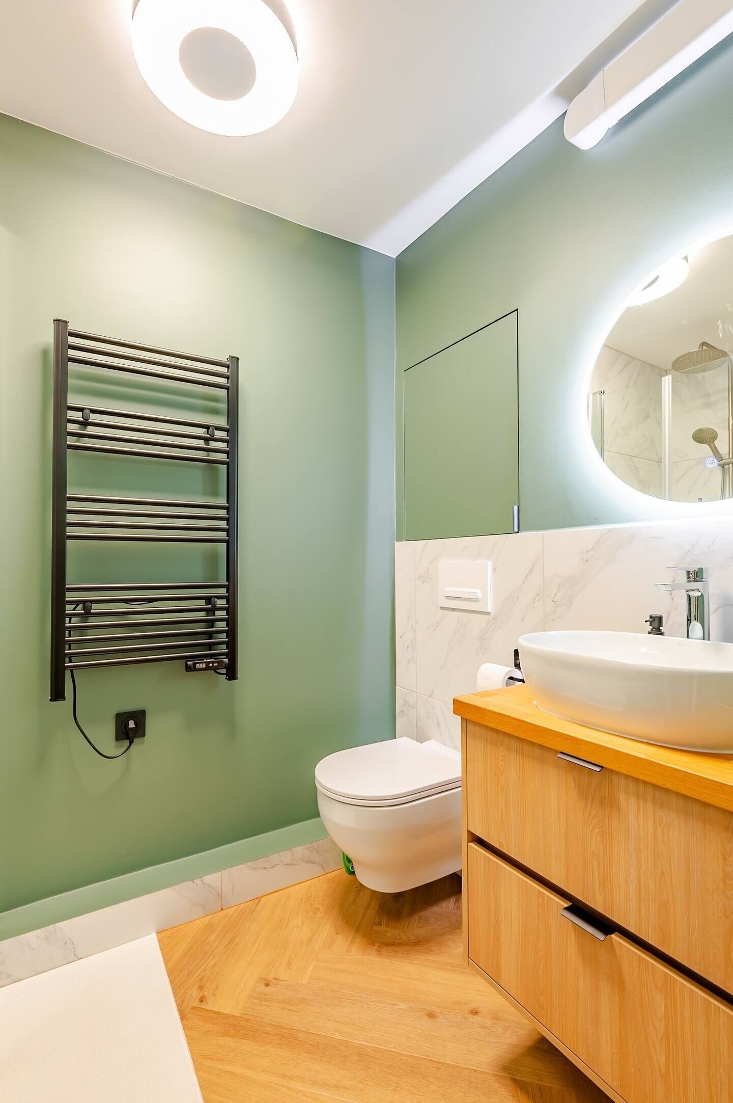 Een haardroger, handdoeken, zeep, shampoo