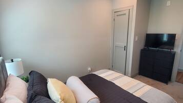 2 bedrooms, desk, iron/ironing board, WiFi