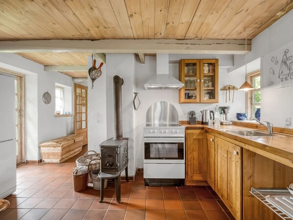 Refrigerador, horno, periquera y utensilios de cocina