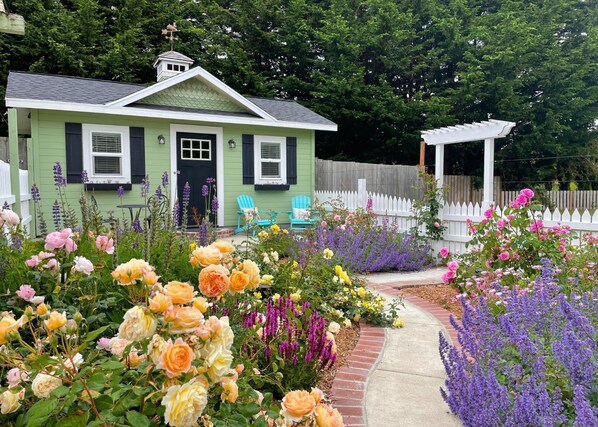 Terrace/patio - 🌹Cutest Garden Cottage🌹Lopez Village-Walk to Beach, Dining, Brewery, Farm Mkt
 (Lopez Island)