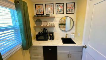 Refrigerador, microondas, cafetera y tetera y tostadora