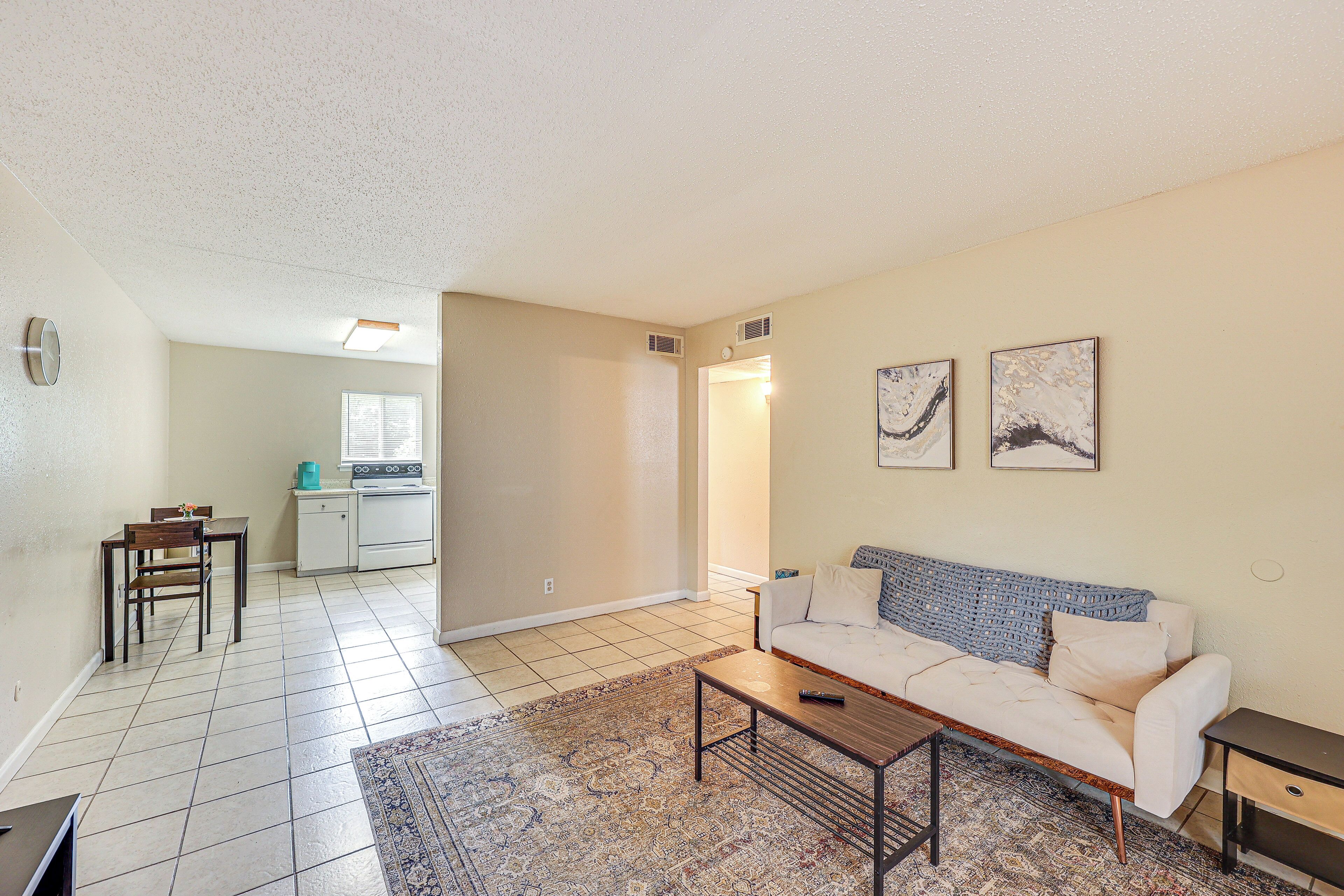 Texarkana Apartment < 1 Mi to Spring Lake Park!