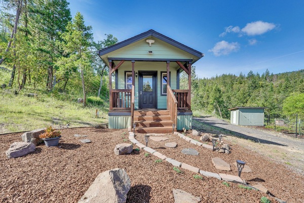 Eagle Point Vacation Rental | 1BR | 1BA | Steps Required | 450 Sq Ft