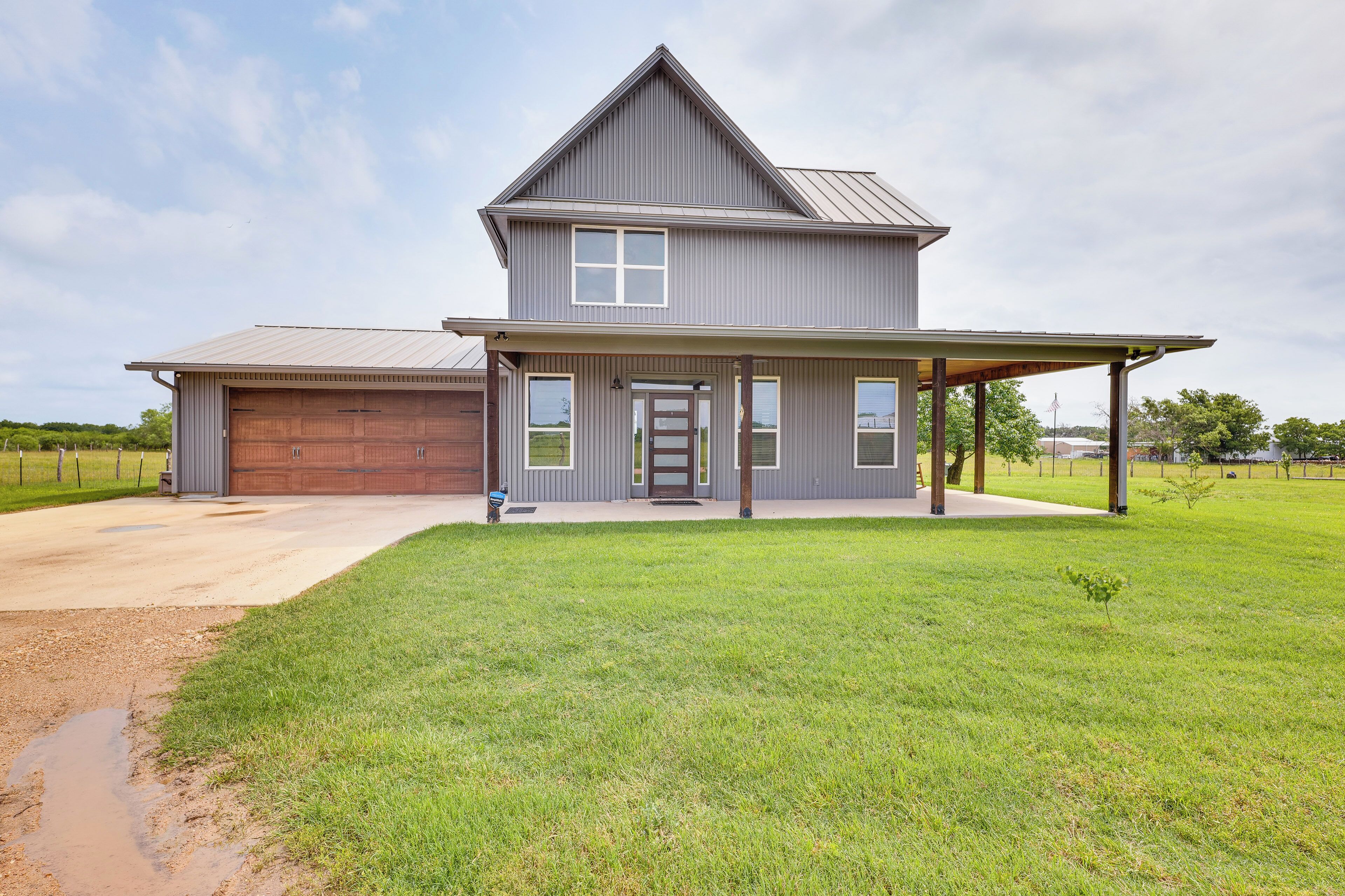 Modern Bryan Farmhouse on 1 Acre w/ Hot Tub!