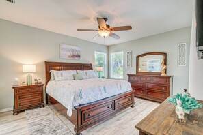 3 bedrooms, desk, travel cot, Internet